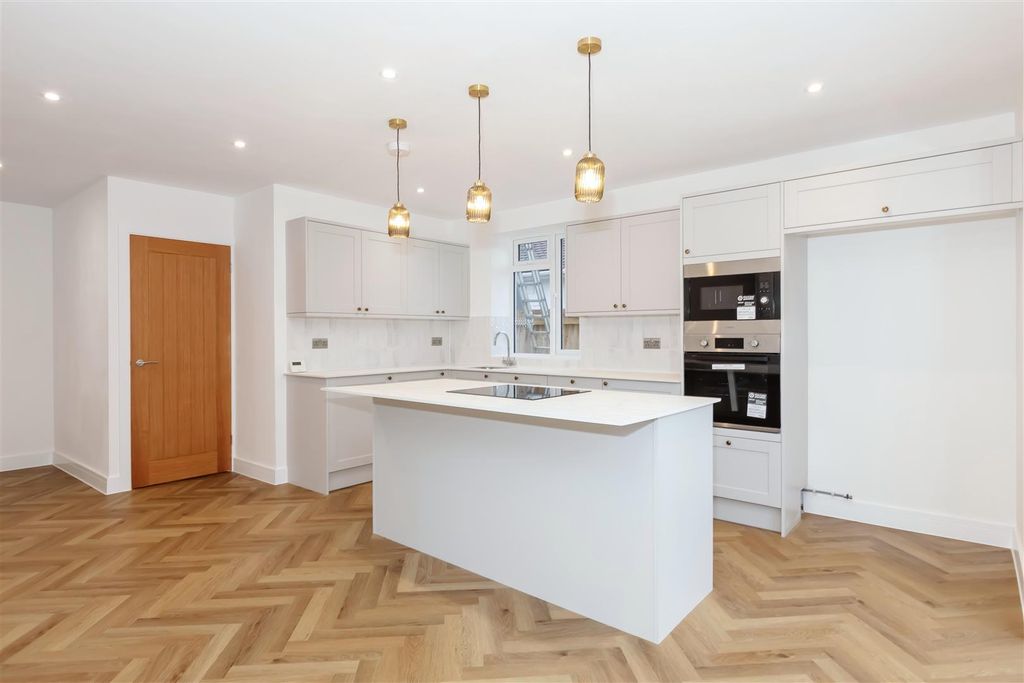 Property photo 2 of 13 Sunningdale_1.Jpg