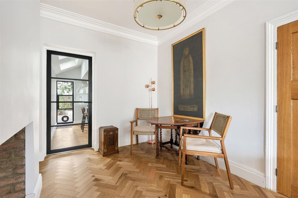 Property photo 3 of 43 Devonshire Close, E15