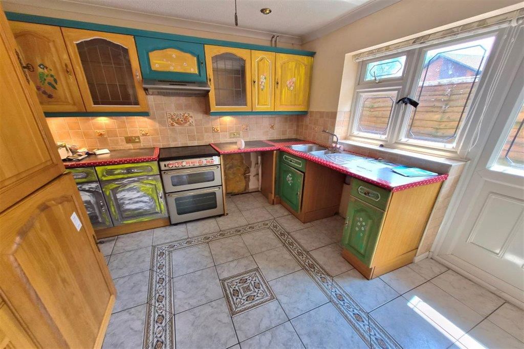 Property photo 3 of 11 Kitchen