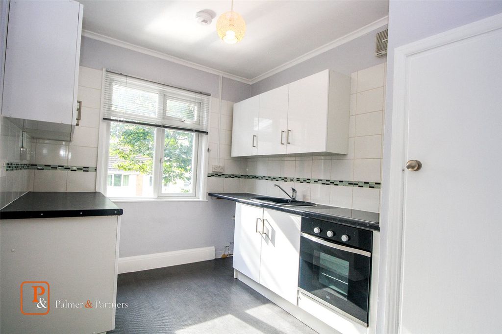Property photo 3 of 9 Kitchen