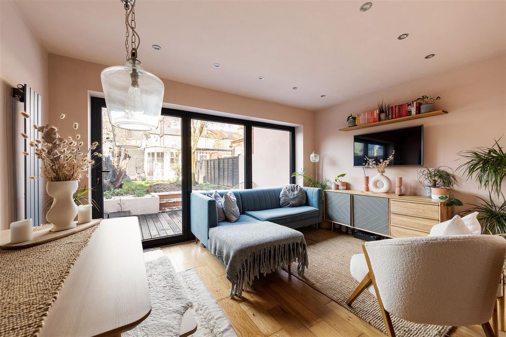 Property photo 2 of 21 Capworth Street, E10