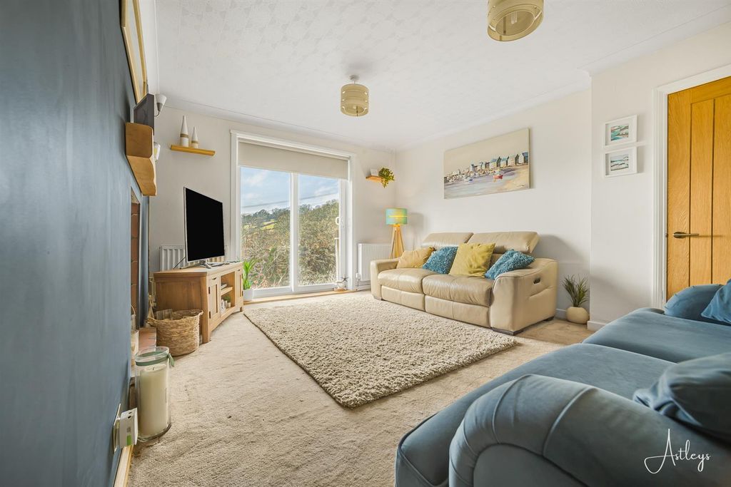 Property photo 3 of 31 Lounge