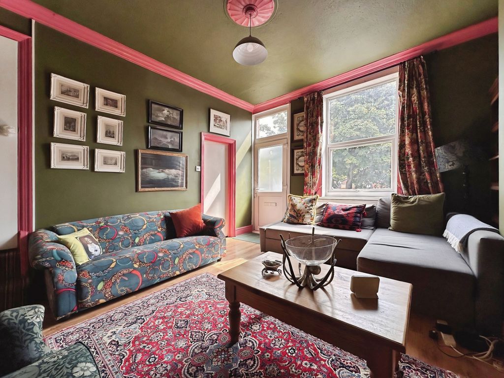 Property photo 2 of 17 Lounge