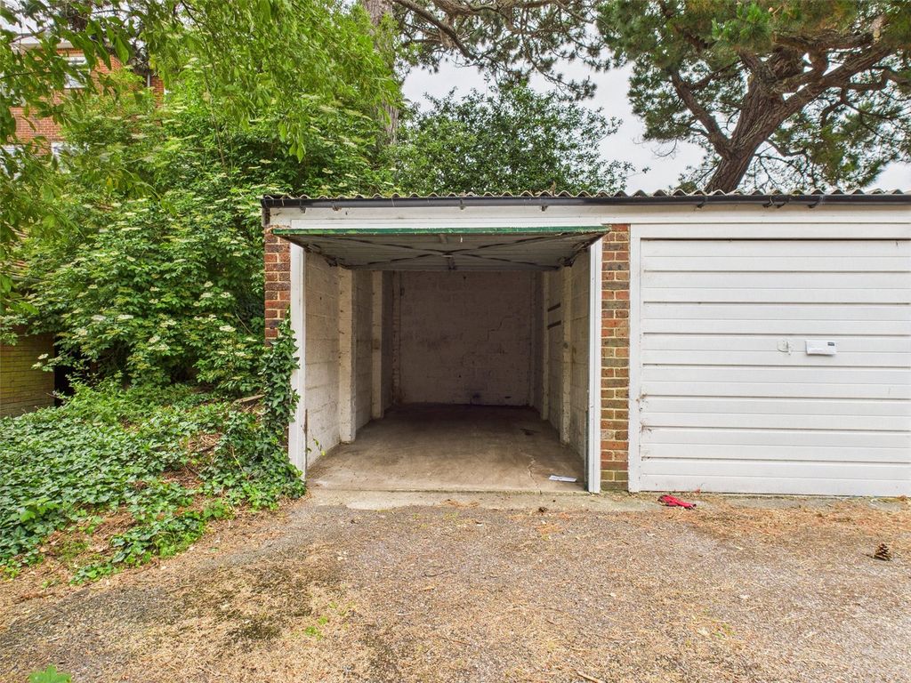 Property photo 1 of 6 Garage