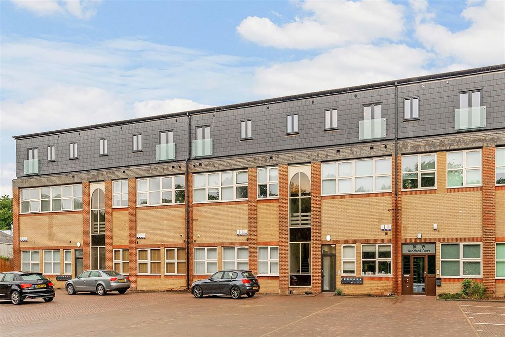 Property photo 1 of 10 16817_Daniels_Estate_Agents_25_Woodland_Court_16.J