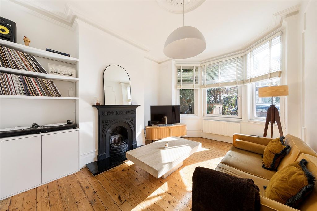 Property photo 2 of 35 Lyndhurst Drive, E10
