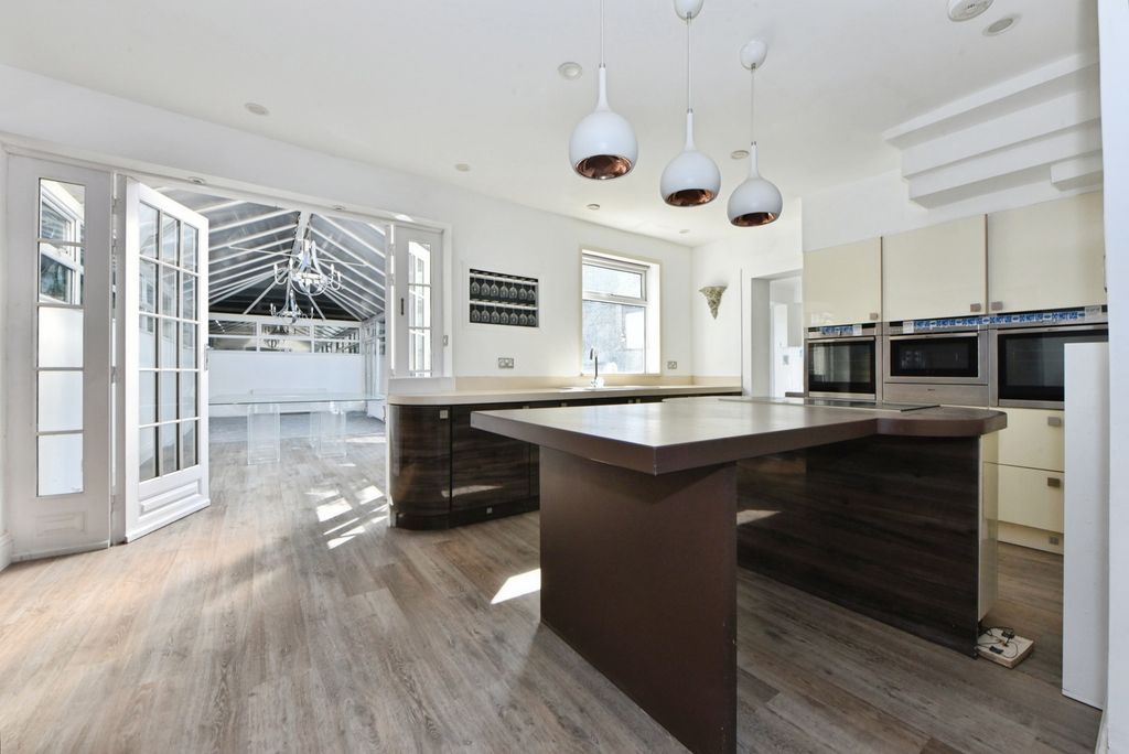 Property photo 2 of 18 Lounge/Kitchen