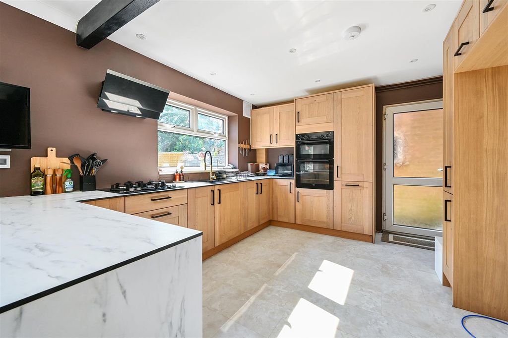 Property photo 2 of 21 24 Ocklynge Close - Tn394Pf (1).Jpg