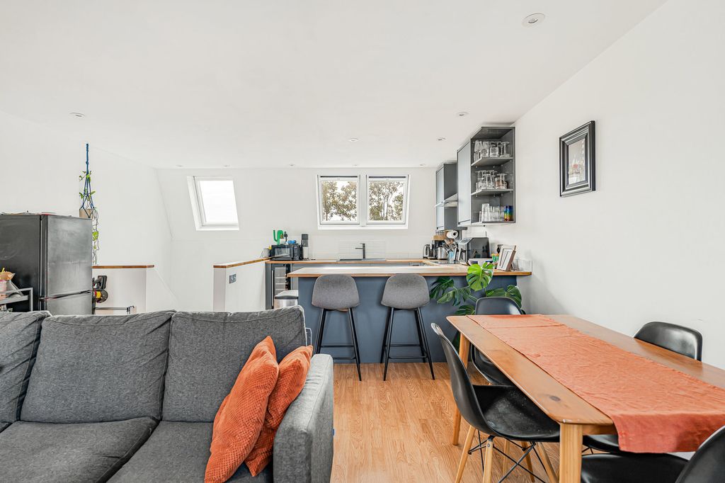 Property photo 1 of 10 Reception/Kitchen