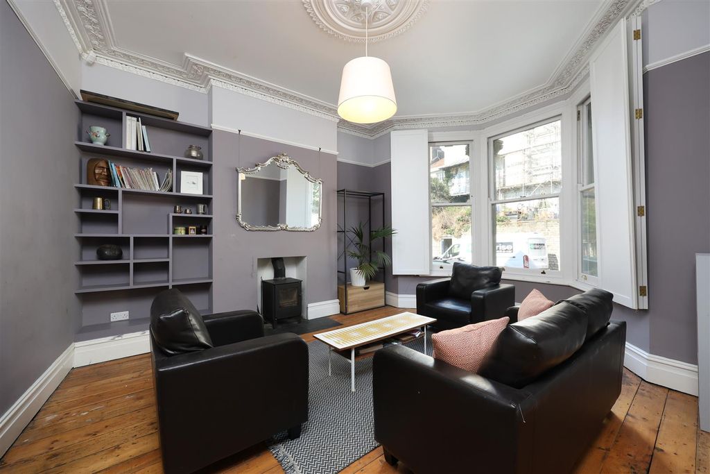 Property photo 2 of 32