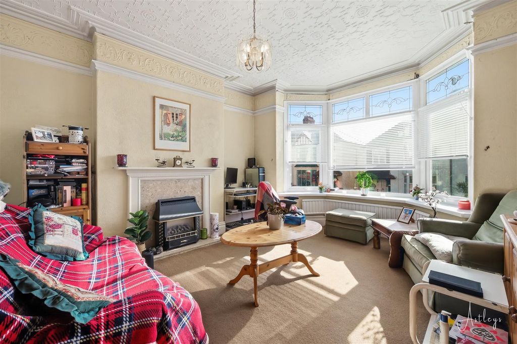 Property photo 2 of 13 Lounge