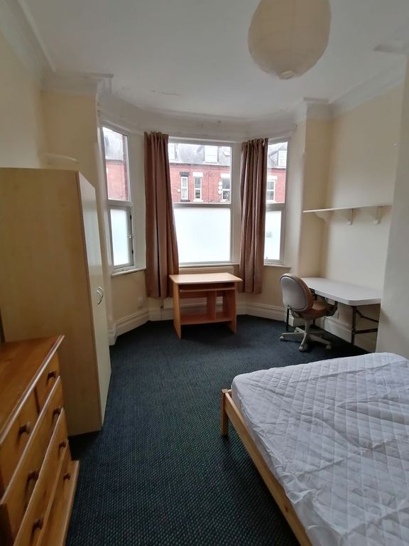 Property photo 2 of 10 Bright Single Bedroom With A Large Bay Window, Neu...