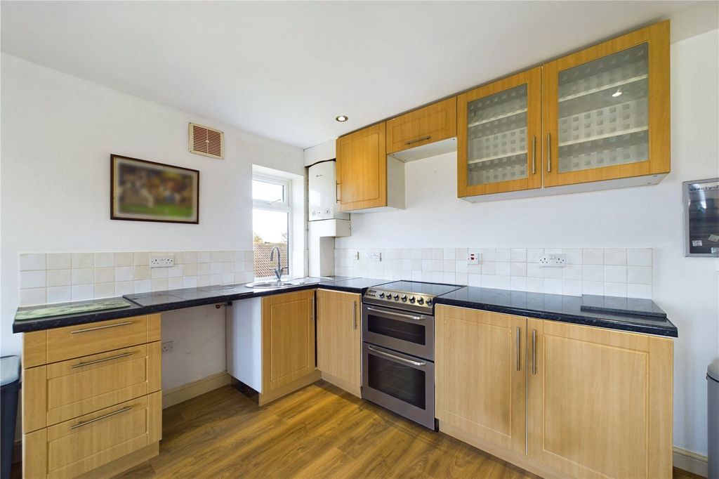 Property photo 3 of 10 Kitchen