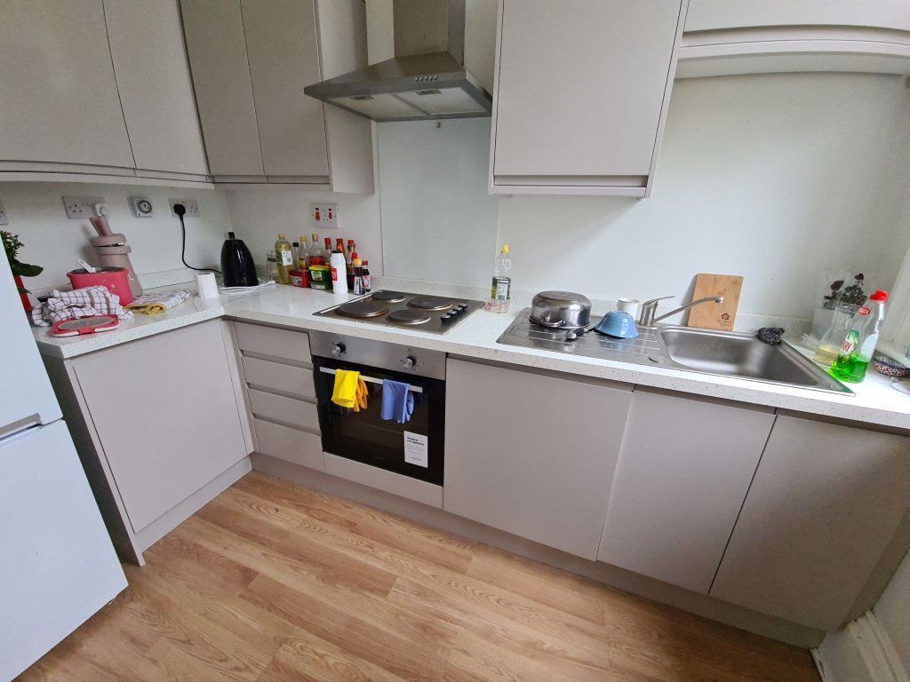 Property photo 2 of 5 Modern Fitted Kitchen With Integrated Oven, Electr...