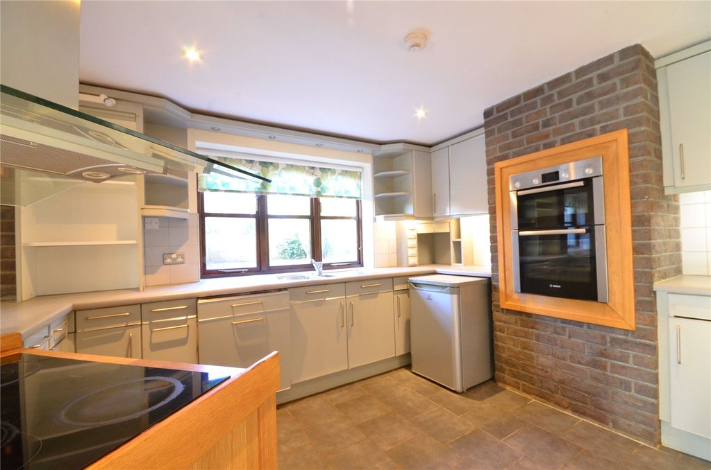 Property photo 3 of 35 Kitchen/Breakfast