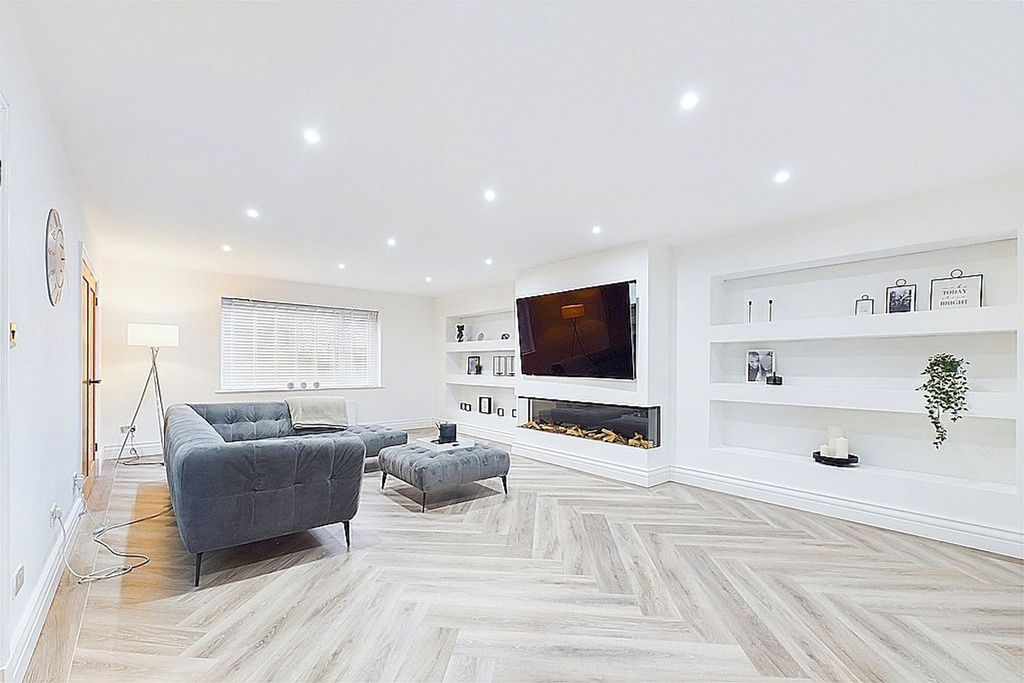 Property photo 1 of 20 Photo 10