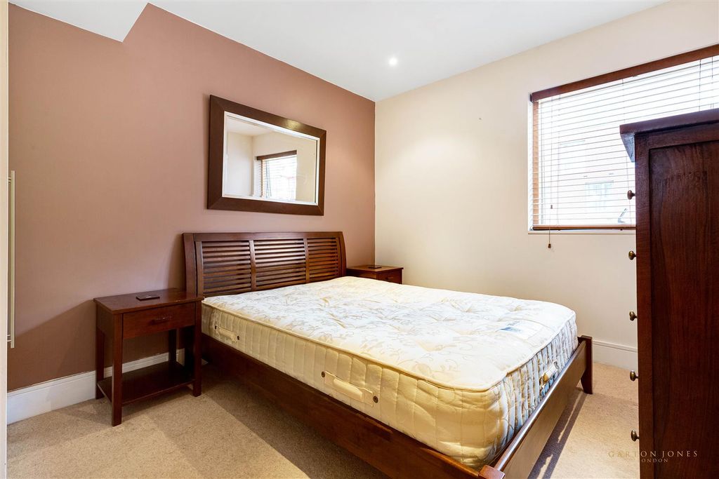 Property photo 3 of 9 Bedroom.Jpg