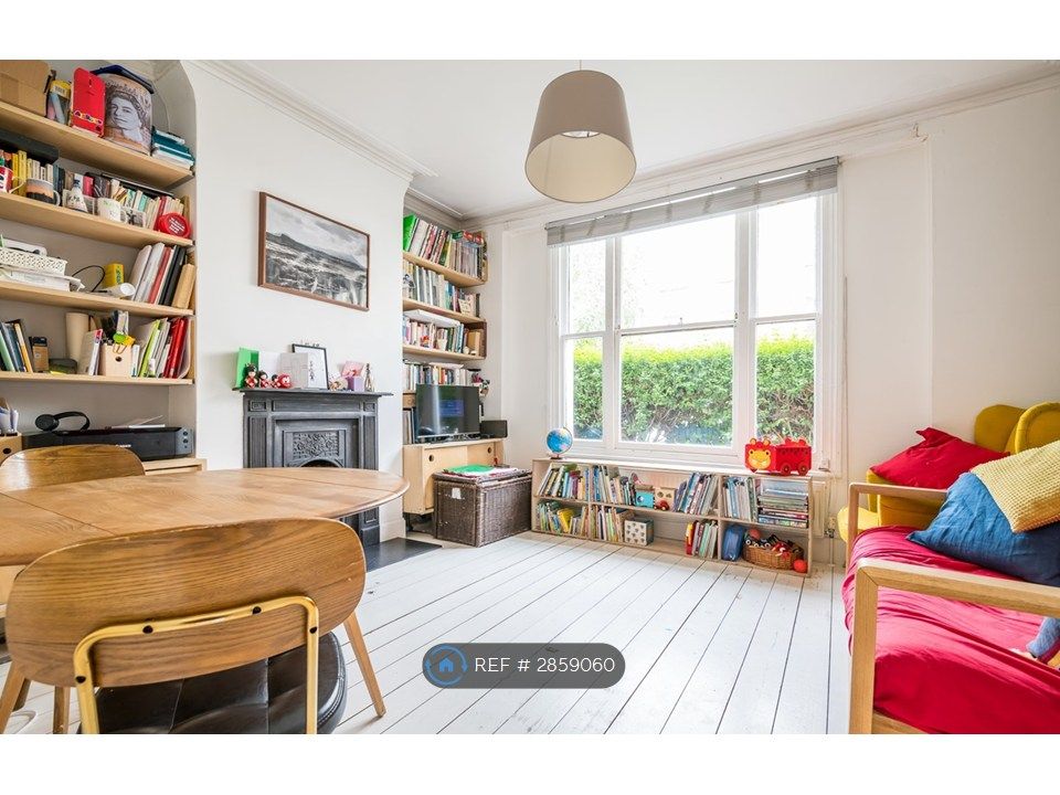 Property photo 2 of 11 Living 01