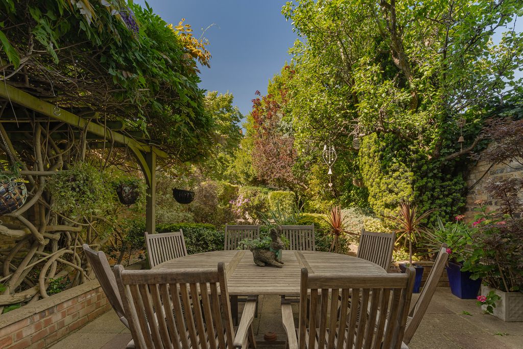 Property photo 3 of 11