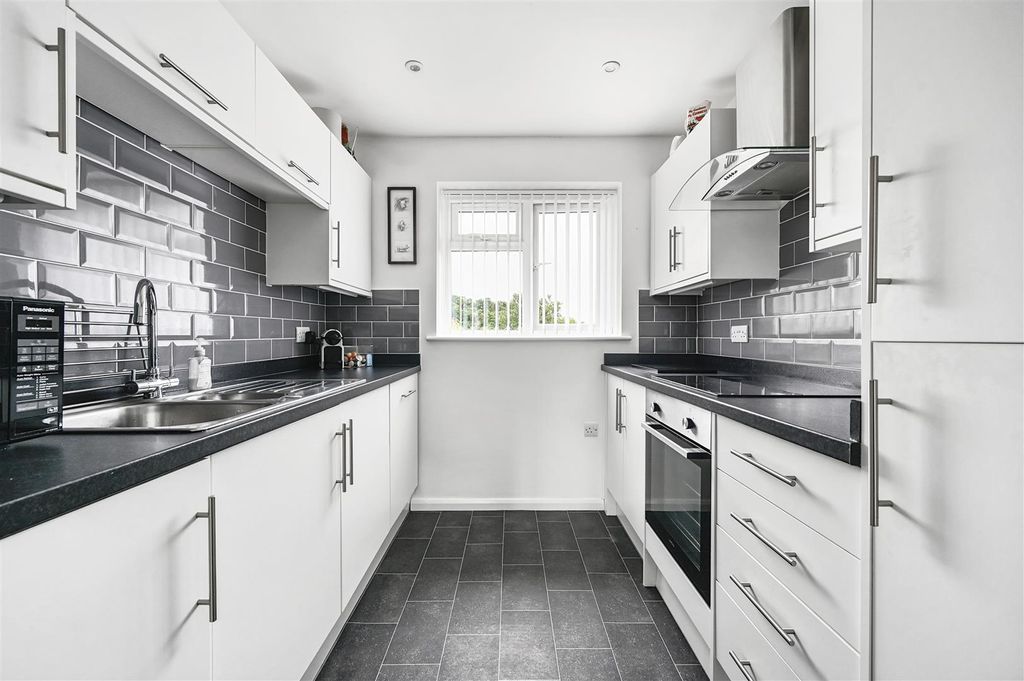 Property photo 2 of 13 12 Chichester Court (12).Jpg