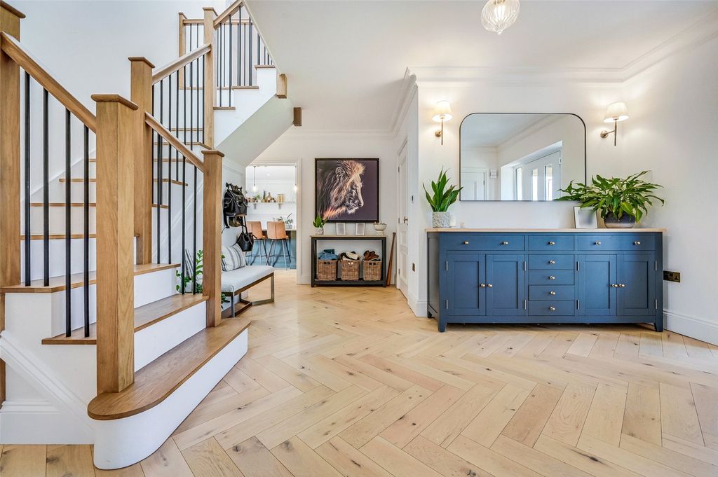 Property photo 3 of 24 Entrance Hall