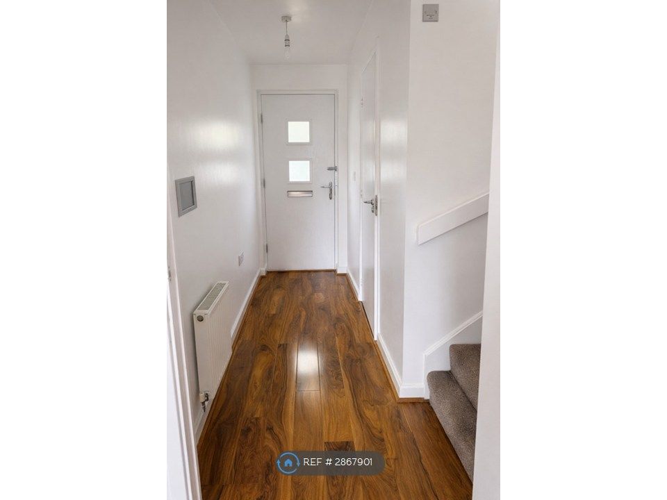 Property photo 2 of 9 Hallway