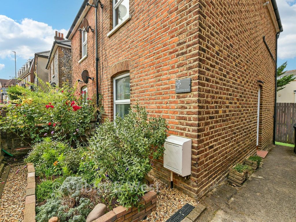 Property photo 1 of 18 Front Garden