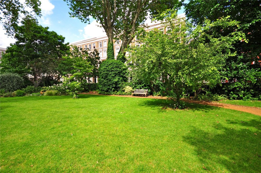 Property photo 2 of 13 Communal Gardens