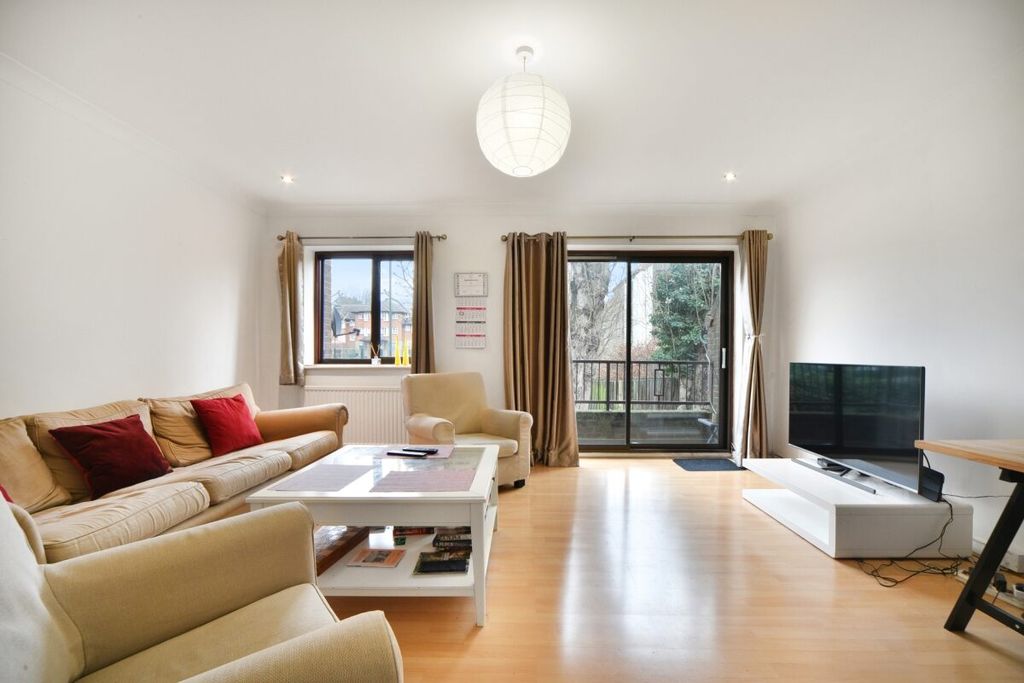 Property photo 3 of 19 St. Helens Gardens