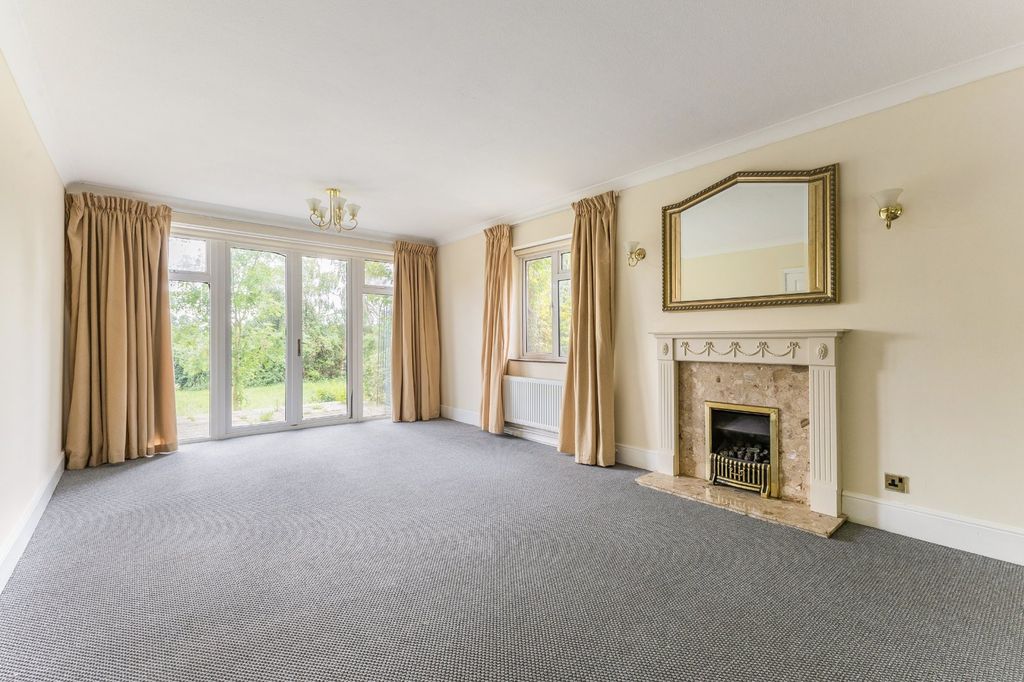 Property photo 2 of 18 Sitting Room