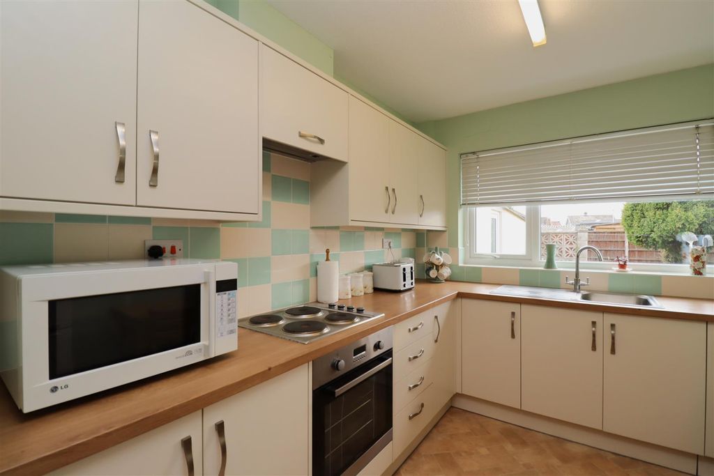 Property photo 3 of 25 Kitchen