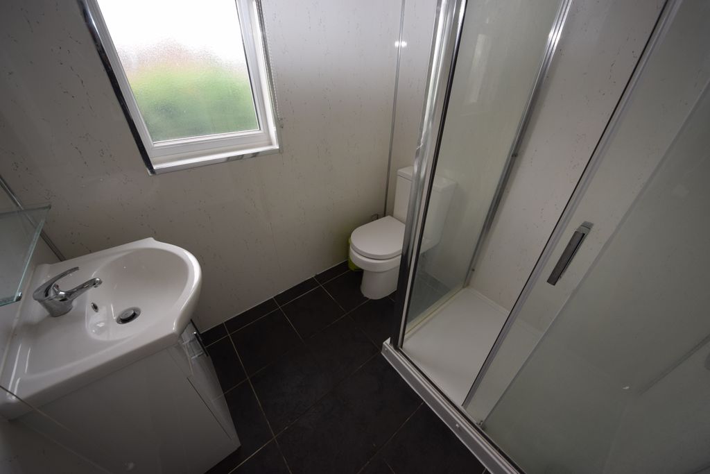 Property photo 3 of 4 Highcliffe Gardens 47 Flat 1 (6)