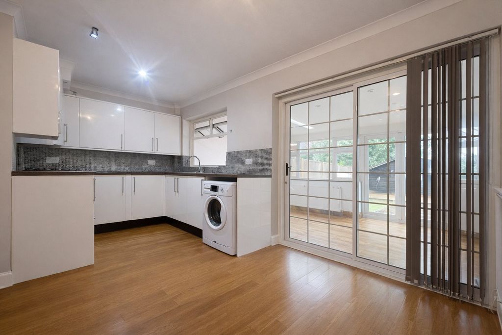 Property photo 3 of 9 Kitchen Dining Room