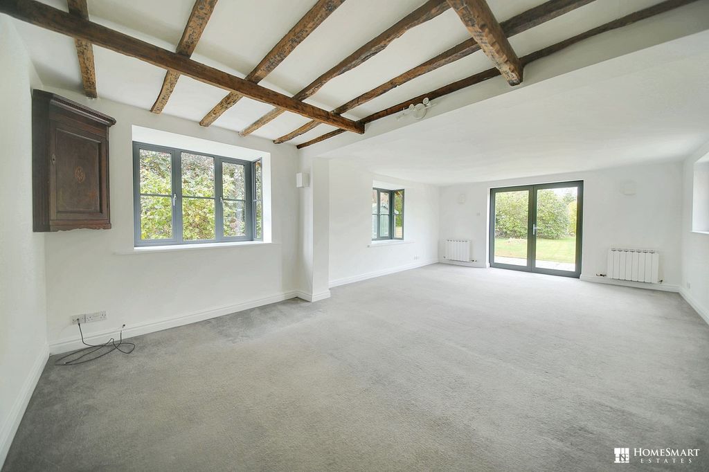 Property photo 3 of 33 Lounge