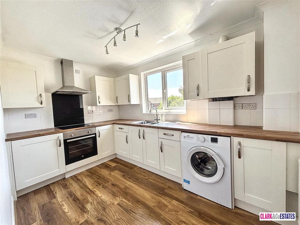 Property photo 3 of 10 Kitchen