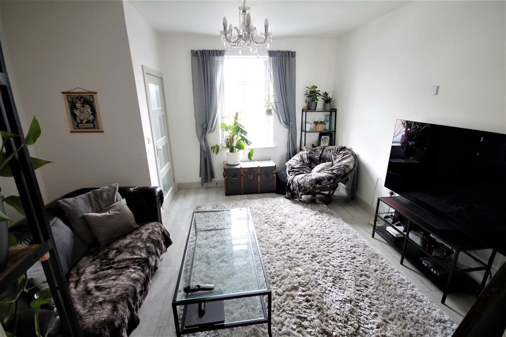 Property photo 3 of 10 Living Room