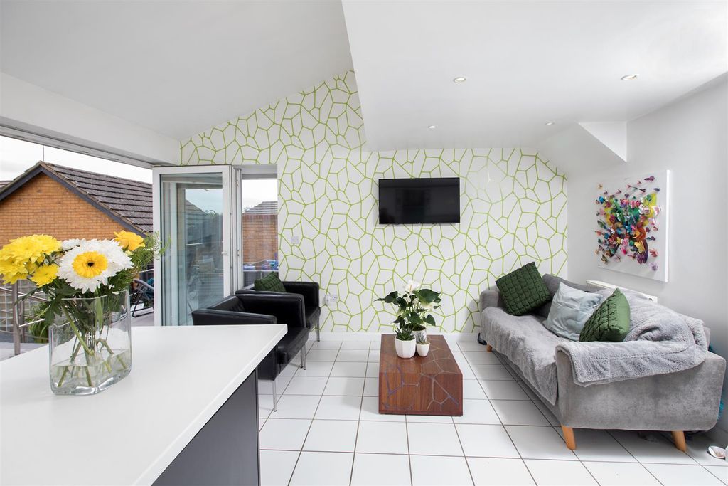 Property photo 3 of 36 35 Coniston Close 16.Jpg