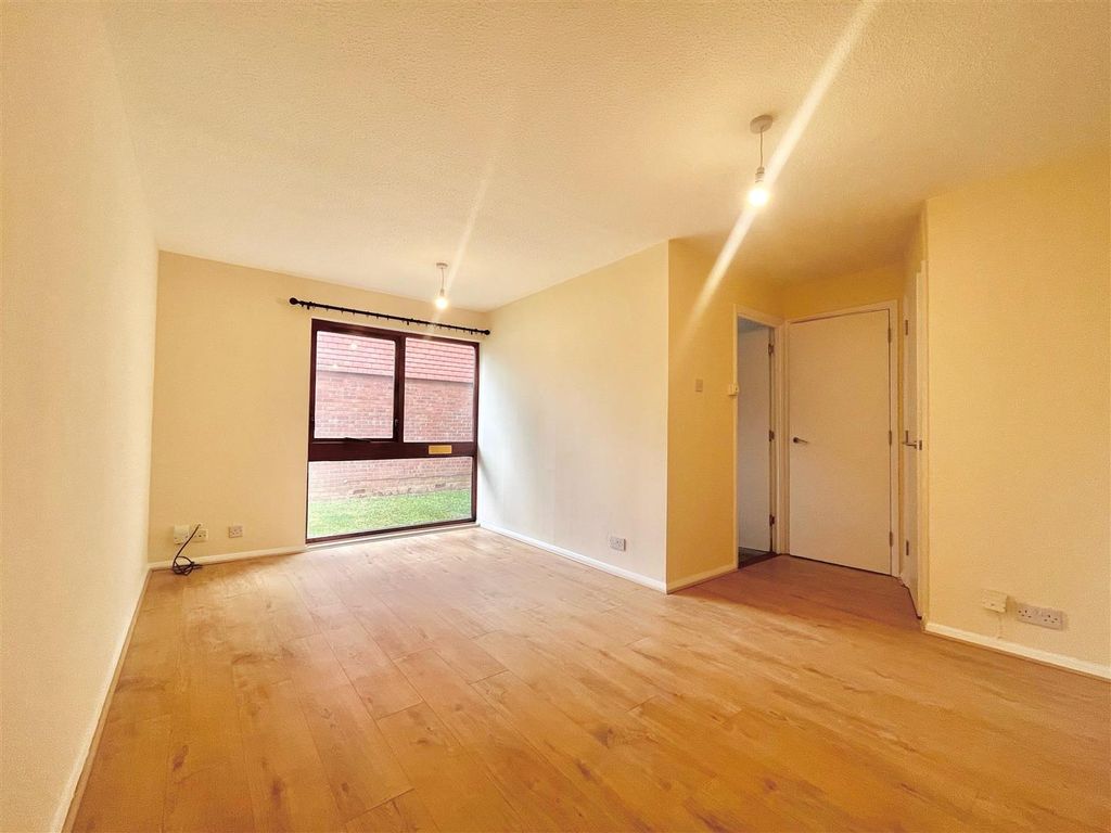 Property photo 2 of 5 Studio Room.Jpg