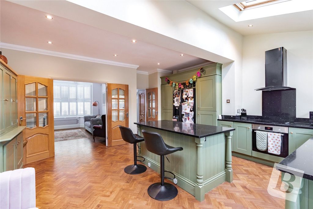 Property photo 2 of 18 Kitchen