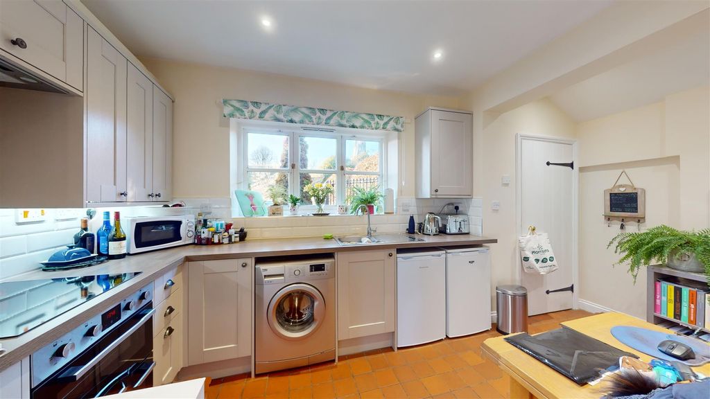 Property photo 3 of 11 Kitchen