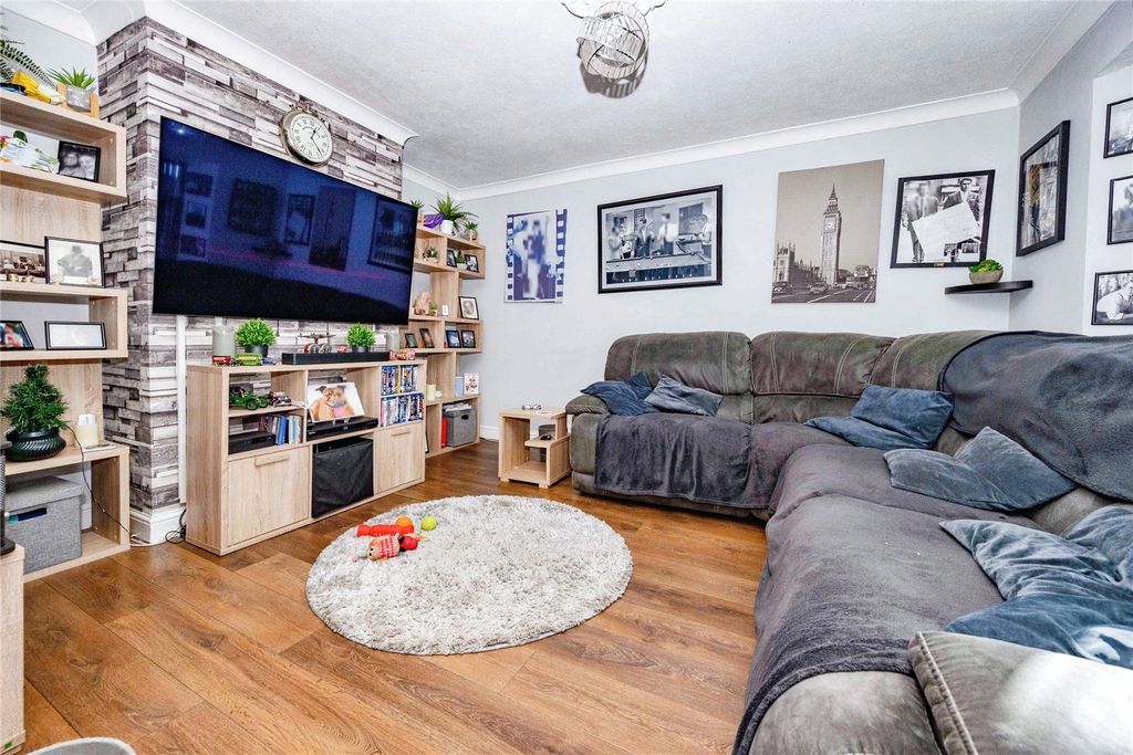 Property photo 3 of 15 Lounge