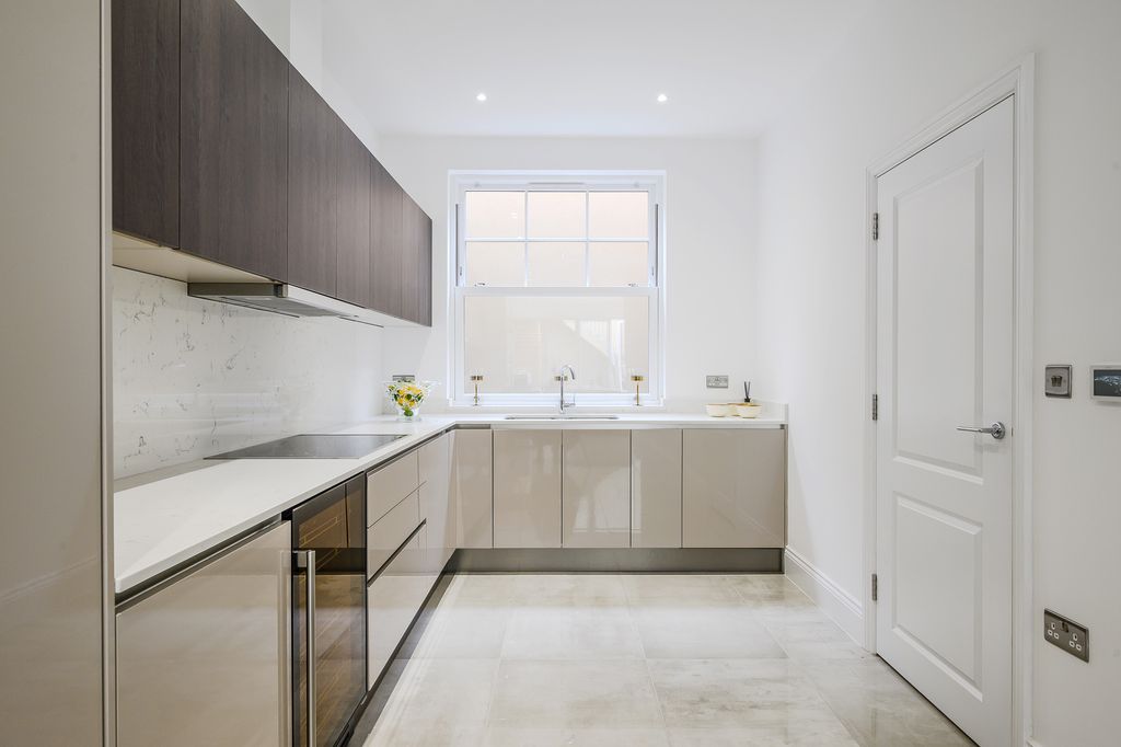 Property photo 2 of 14 6 Samara Place-4