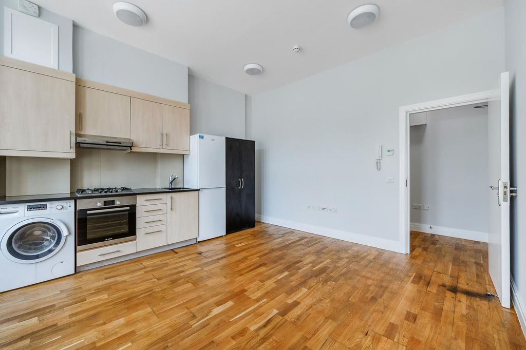 Property photo 2 of 5 Flat 1-368 Uxbridge Road-3.Jpg