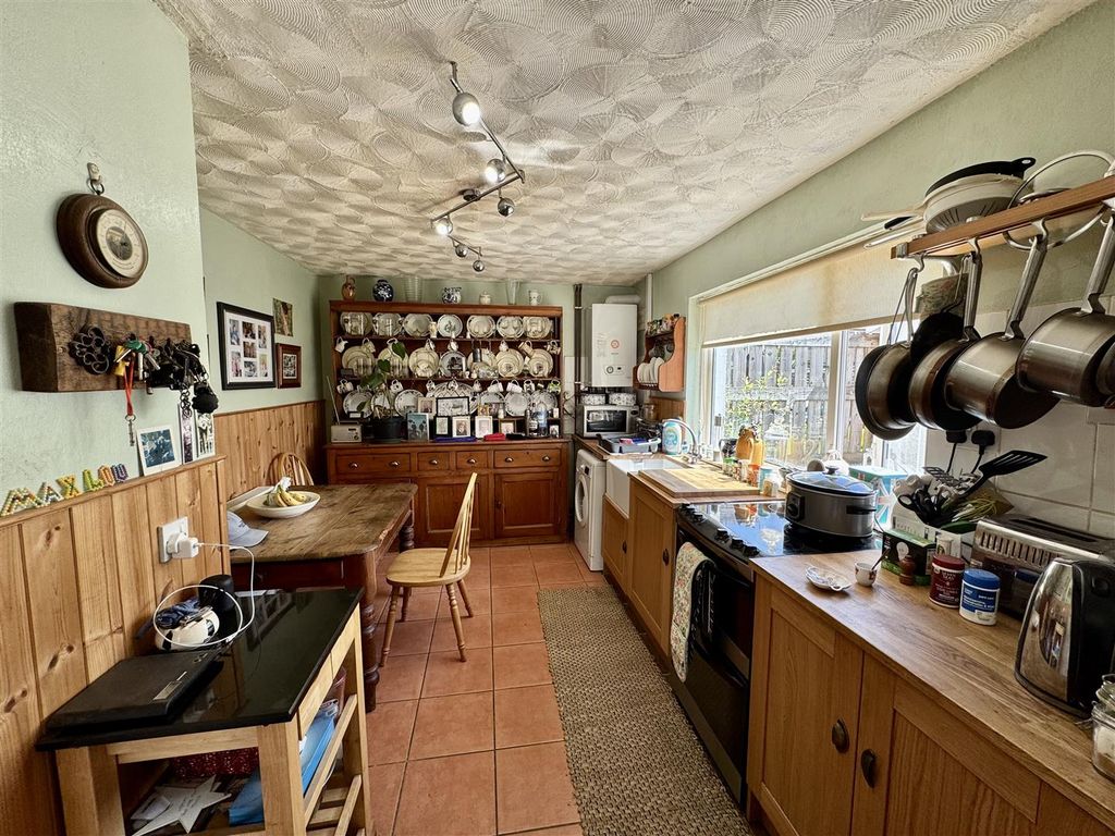 Property photo 3 of 14 Kitchen