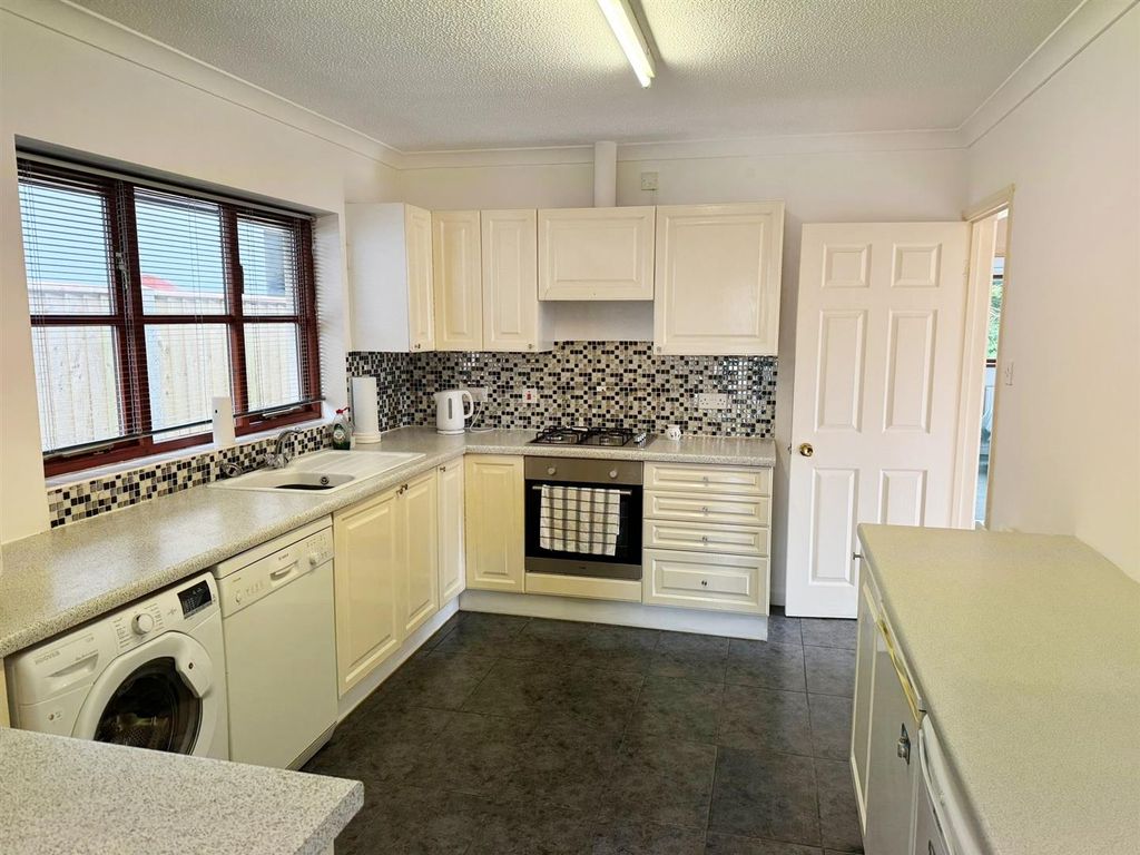 Property photo 2 of 17 Kitchen