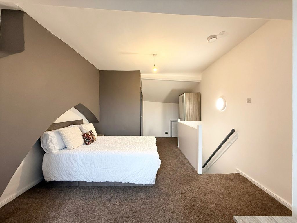 Property photo 2 of 21 Room 5