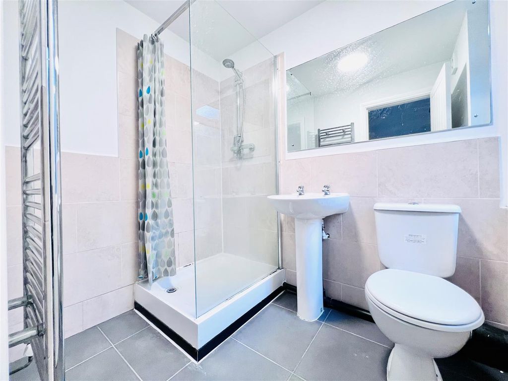 Property photo 3 of 9 Bathroom