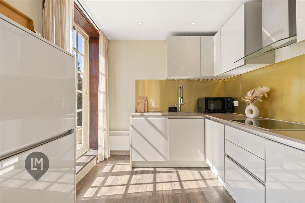 Property photo 2 of 10 Kitchen