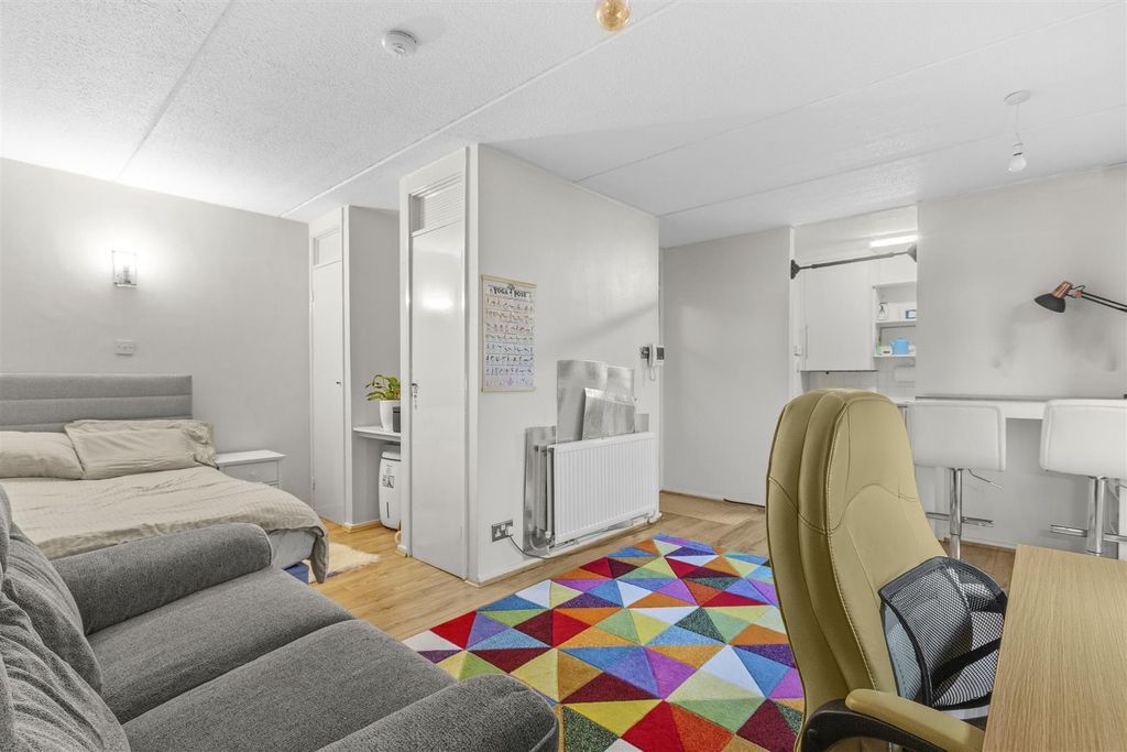 Property photo 2 of 12 12 Baines House, Abbey Barn Rd, Hp11 1Rj-6.Jpg