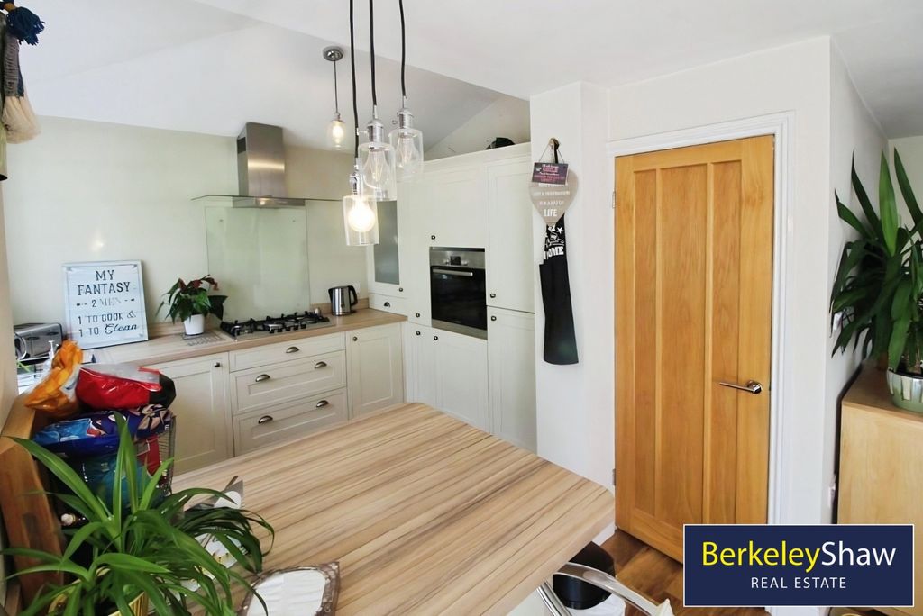 Property photo 3 of 17 Kitchen